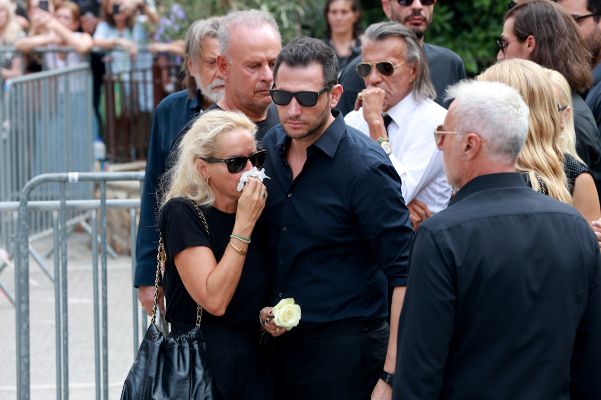 Κηδεία Γιώργου Μαζωνάκη: Με δάκρυα στα μάτια και λυγμούς η Μαρία Μπεκατώρου αποχαιρέτησε τον αγαπημένο της φίλο