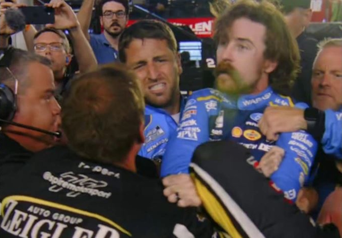 Οδηγοί του NASCAR πιάστηκαν στα χέρια μετά από τη σύγκρουσή τους στην πίστα