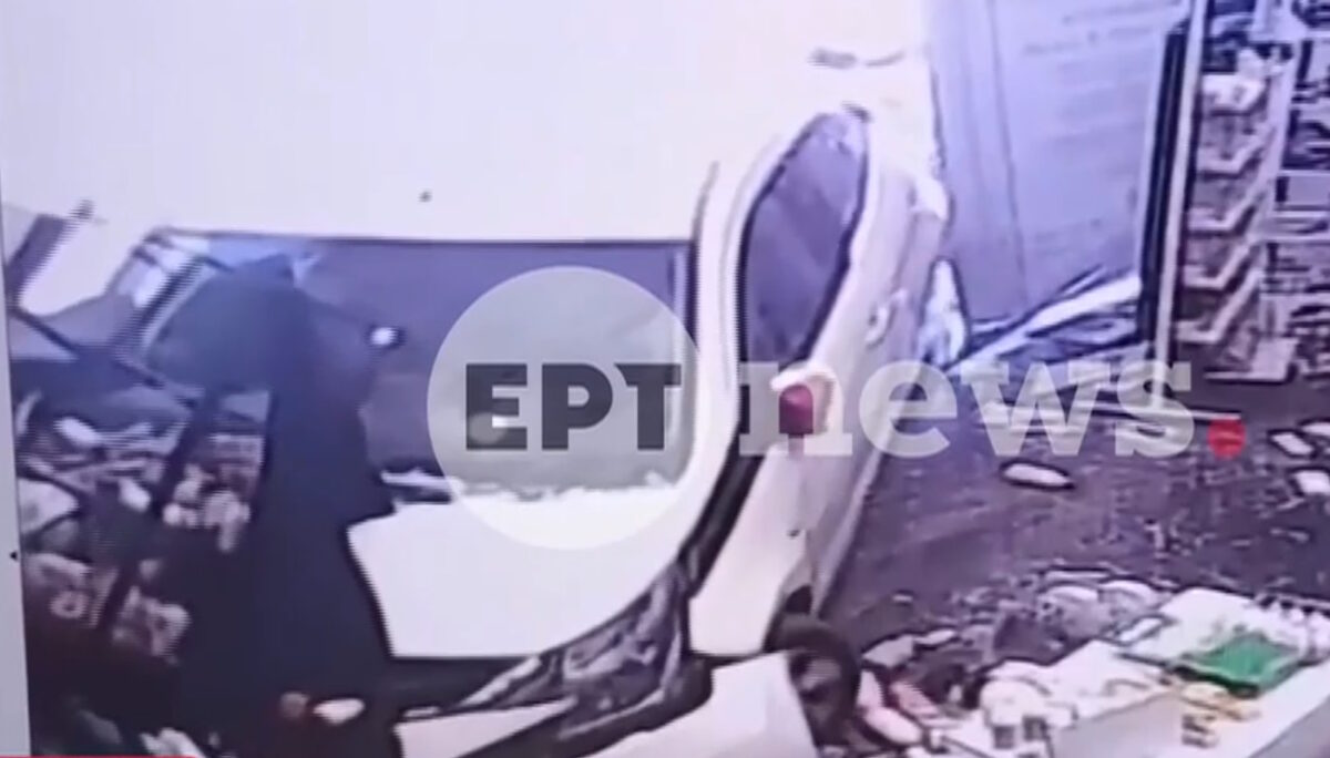 Νέα Μάκρη: Αυτοκίνητο «μπούκαρε» σε φαρμακείο - Η οδηγός μπέρδεψε το γκάζι με το φρένο