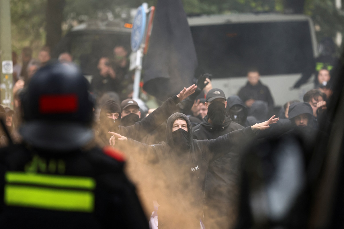 Βίαια επεισόδια μεταξύ αστυνομίας και ακροδεξιών σε διαδήλωση στη Χάγη