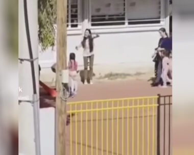 Στιγμιότυπο από το εξοργιστικό περιστατικό στο 1ο νηπιαγωγείο των Άνω Λιοσίων