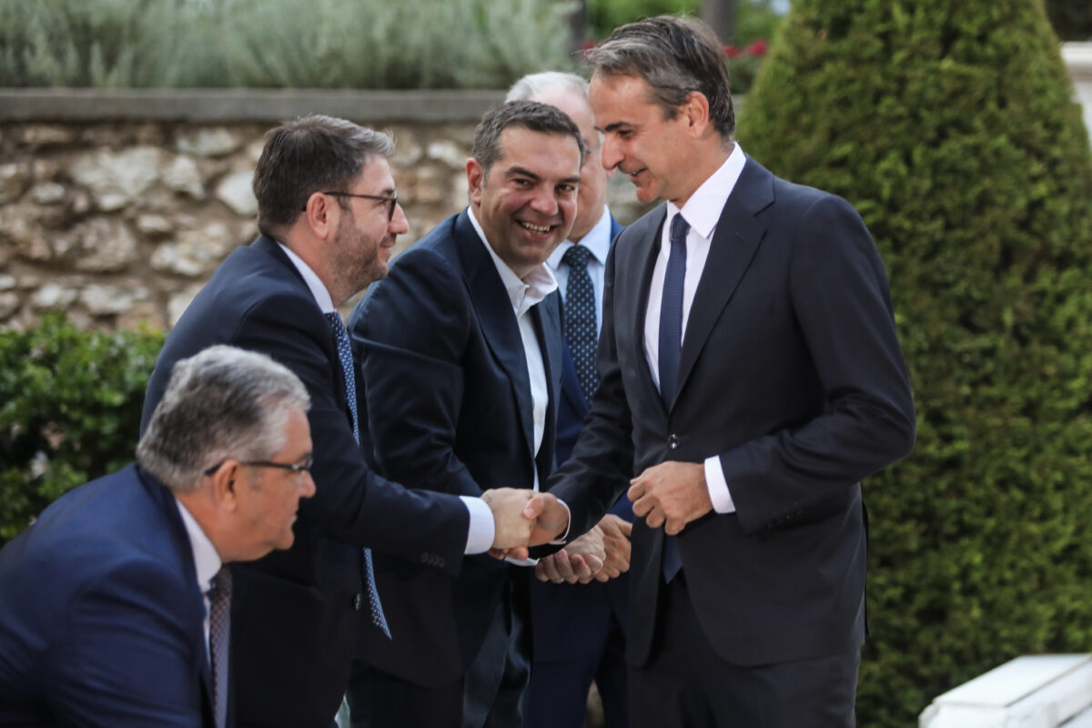 Η ΝΔ αφήνει ανοιχτή την πόρτα για συνεργασίες μετά τις εκλογές - «Μάχη» για τον επαναπατρισμό των ψηφοφόρων του 2023 και τη δεξαμενή Τσίπρα - Ανδρουλάκη