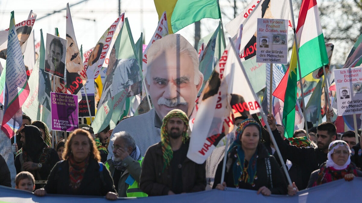 Κούρδοι διαδηλωτές με σημαίες και φωτογραφίες του φυλακισμένου ηγέτη του Κουρδικού Εργατικού Κόμματος (PKK), Αμπντουλάχ Οτσαλάν
