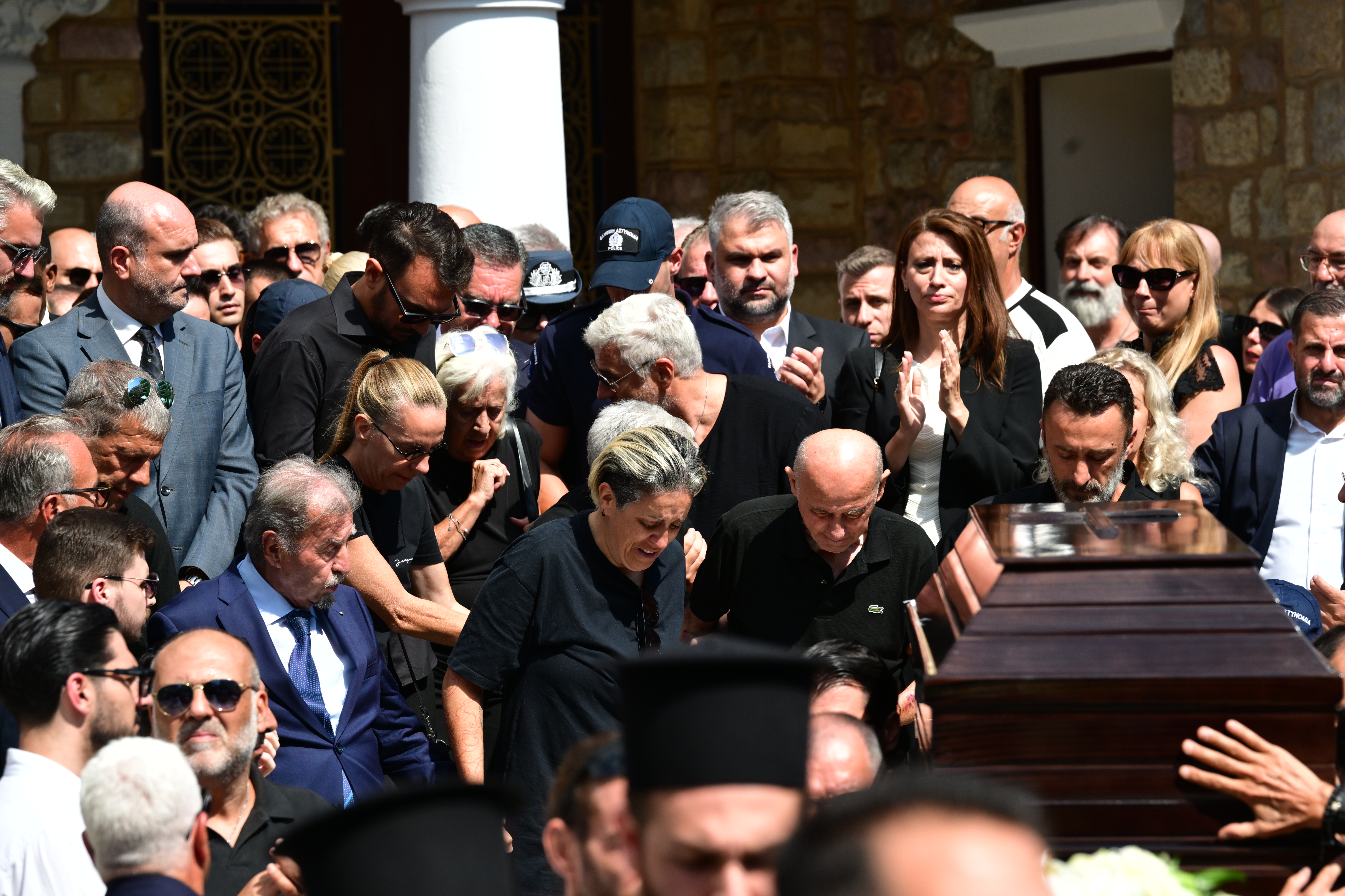 Λαοθάλασσα τον αποχαιρέτησε τον Γιώργο Μαζωνάκη με το «Φεύγω για μένα», δάκρυα, σπαραγμό και λευκά τριαντάφυλλα - Ήταν εκεί όσοι τον λάτρεψαν