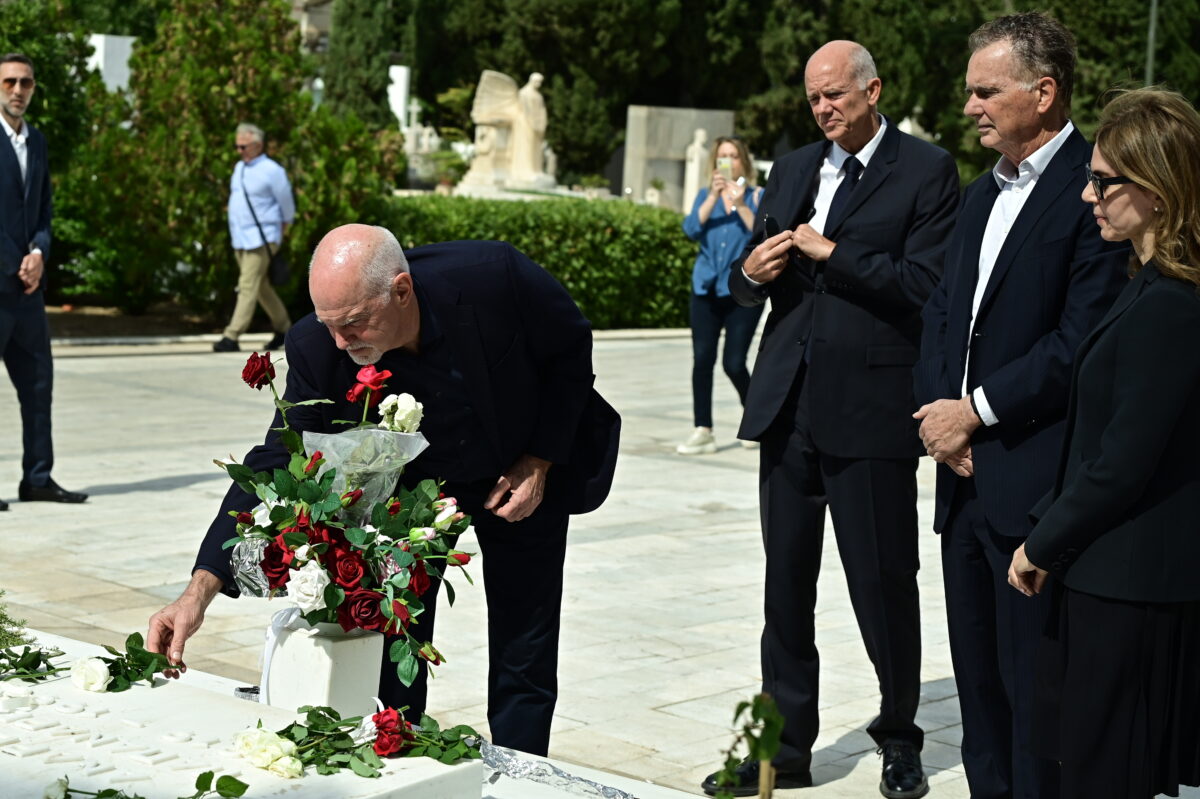 Ο Γιώργος, Νίκος και Αντρίκος Παπανδρέου στο μνήμα του πατέρα τους
