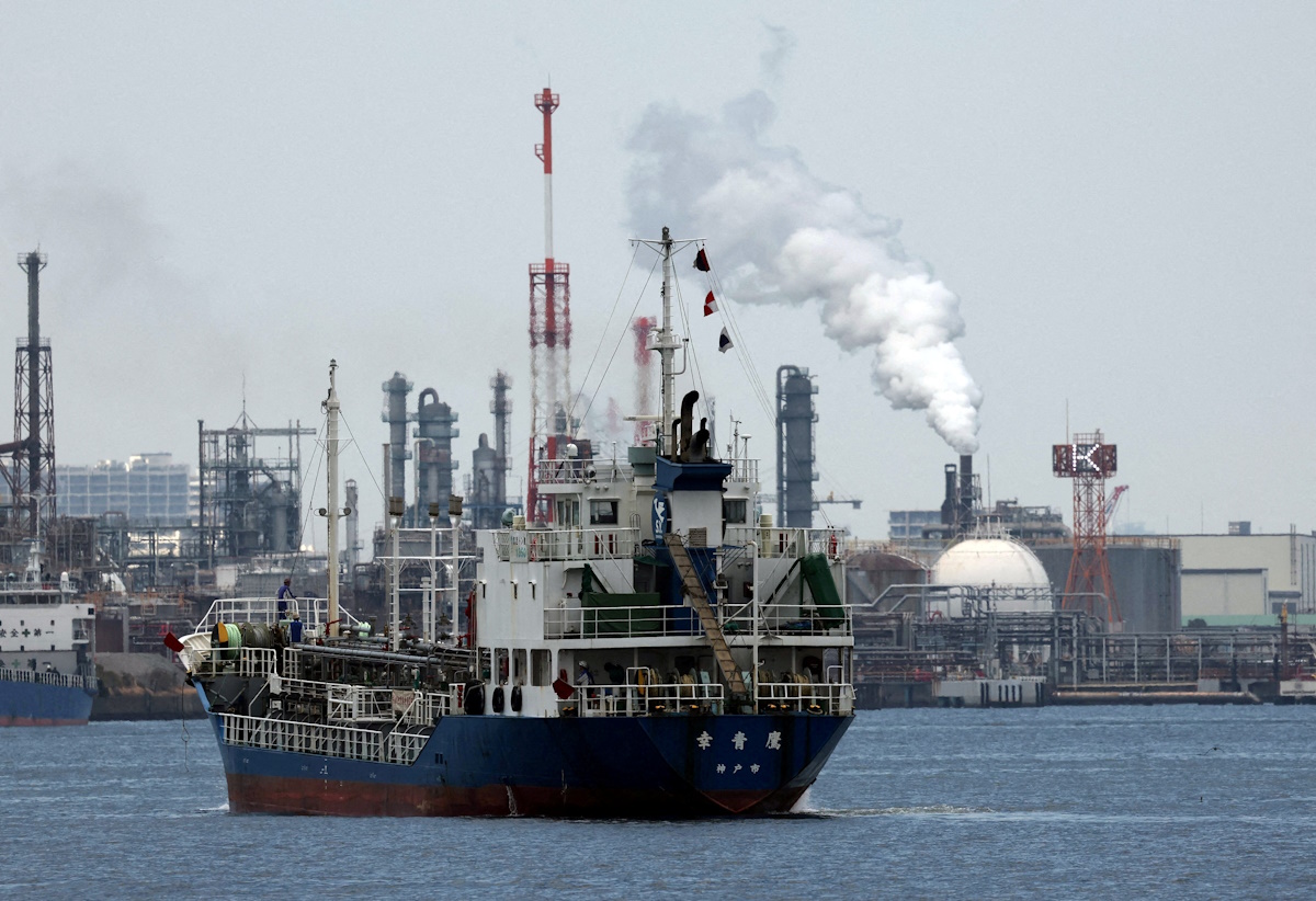 Κάτω από τα 100 δολάρια το Brent, σε πτώση και το φυσικό αέριο με φόντο τα σημάδια προόδου στις συνομιλίες μεταξύ ΗΠΑ και Ιράν