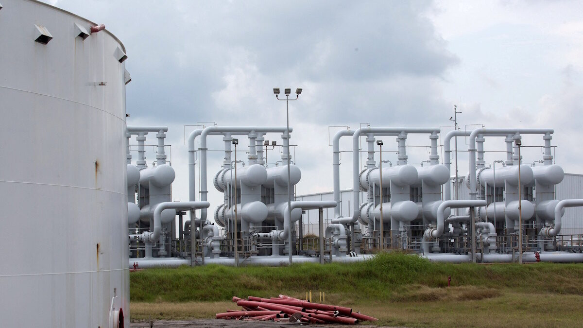 FILE PHOTO: An oil storage tank and crude oil pipeline equipment is seen during a tour by the Department of Energy at the Strategic Petroleum Reserve in Freeport, Texas, U.S. June 9, 2016. REUTERS/Richard Carson/File Photo
