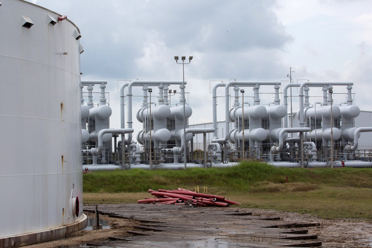 Πάνω από 97 δολάρια το Brent, στα 74 ευρώ το φυσικό αέριο - Ανησυχεί τις αγορές το «φρένο» του Κατάρ στις αποστολές LNG στην Ευρώπη
