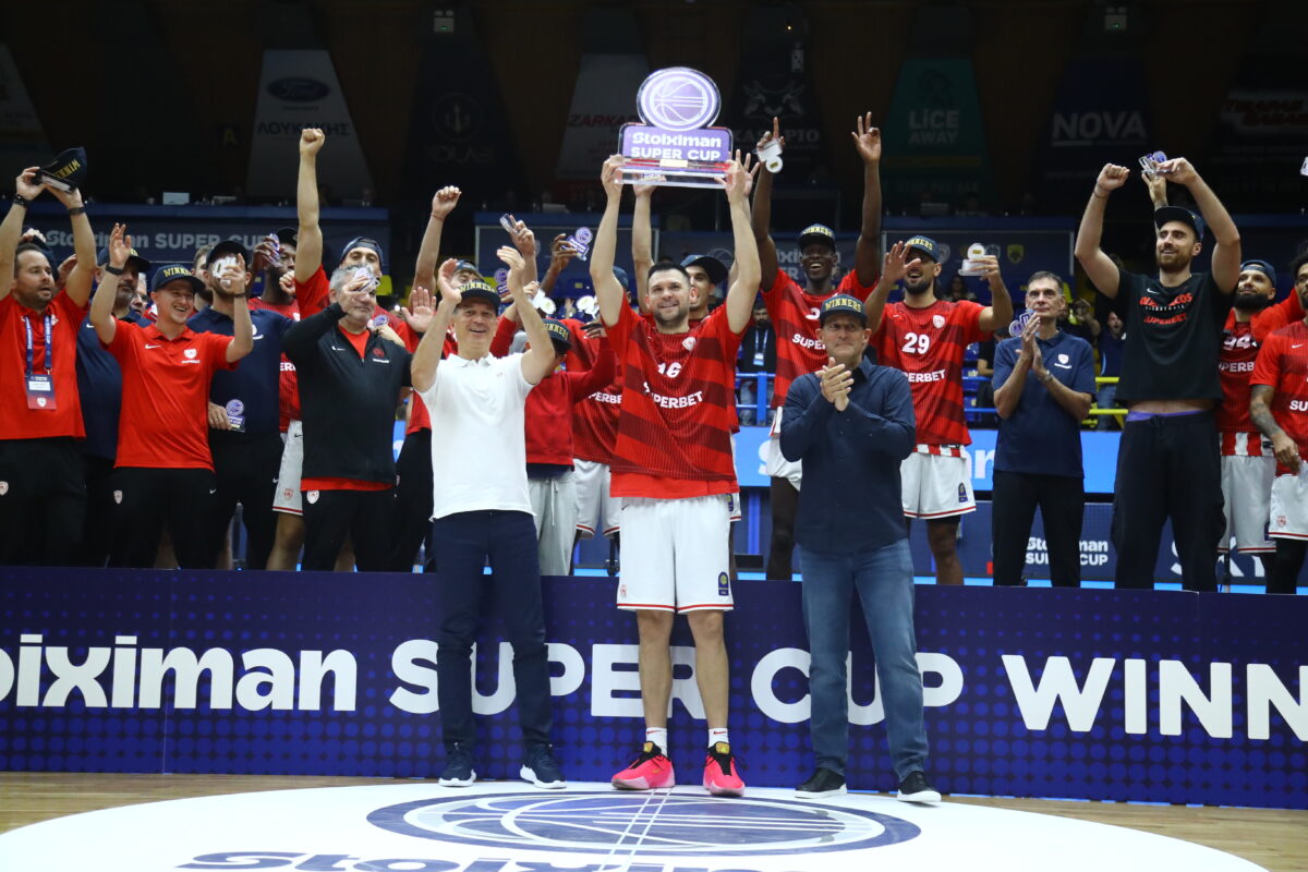 Η απονομή του Super Cup στον Ολυμπιακό: Ο Κώστας Παπανικολάου σήκωσε το τρόπαιο στο κλειστό του Περιστερίου