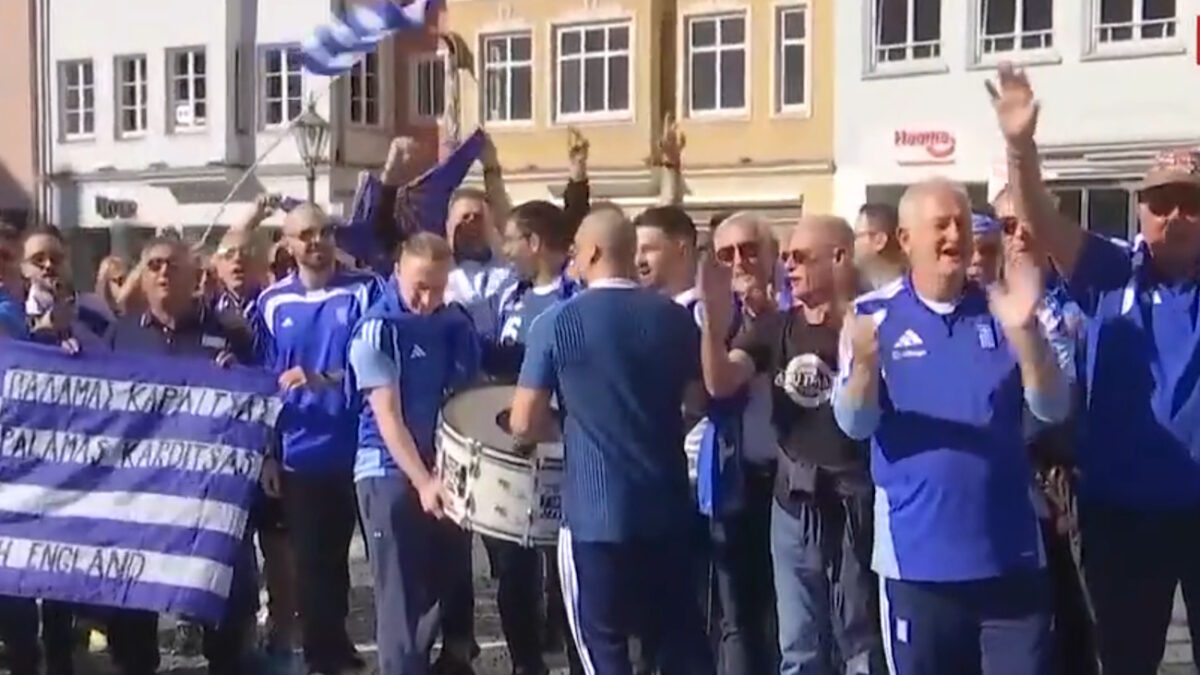 Γερμανία – Ελλάδα: Συνθήματα οπαδών της «γαλανόλευκης» στην πόλη του Άουγκσμπουργκ