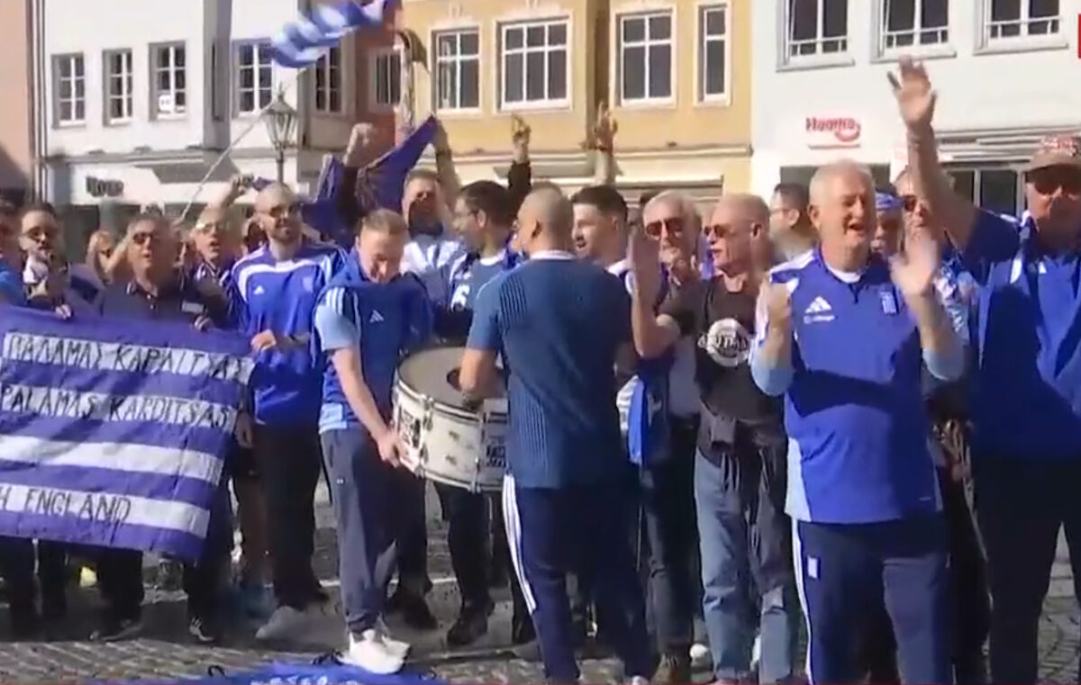 Γερμανία - Ελλάδα: Συνθήματα οπαδών της «γαλανόλευκης» στην πόλη του Αουγκσμπουργκ