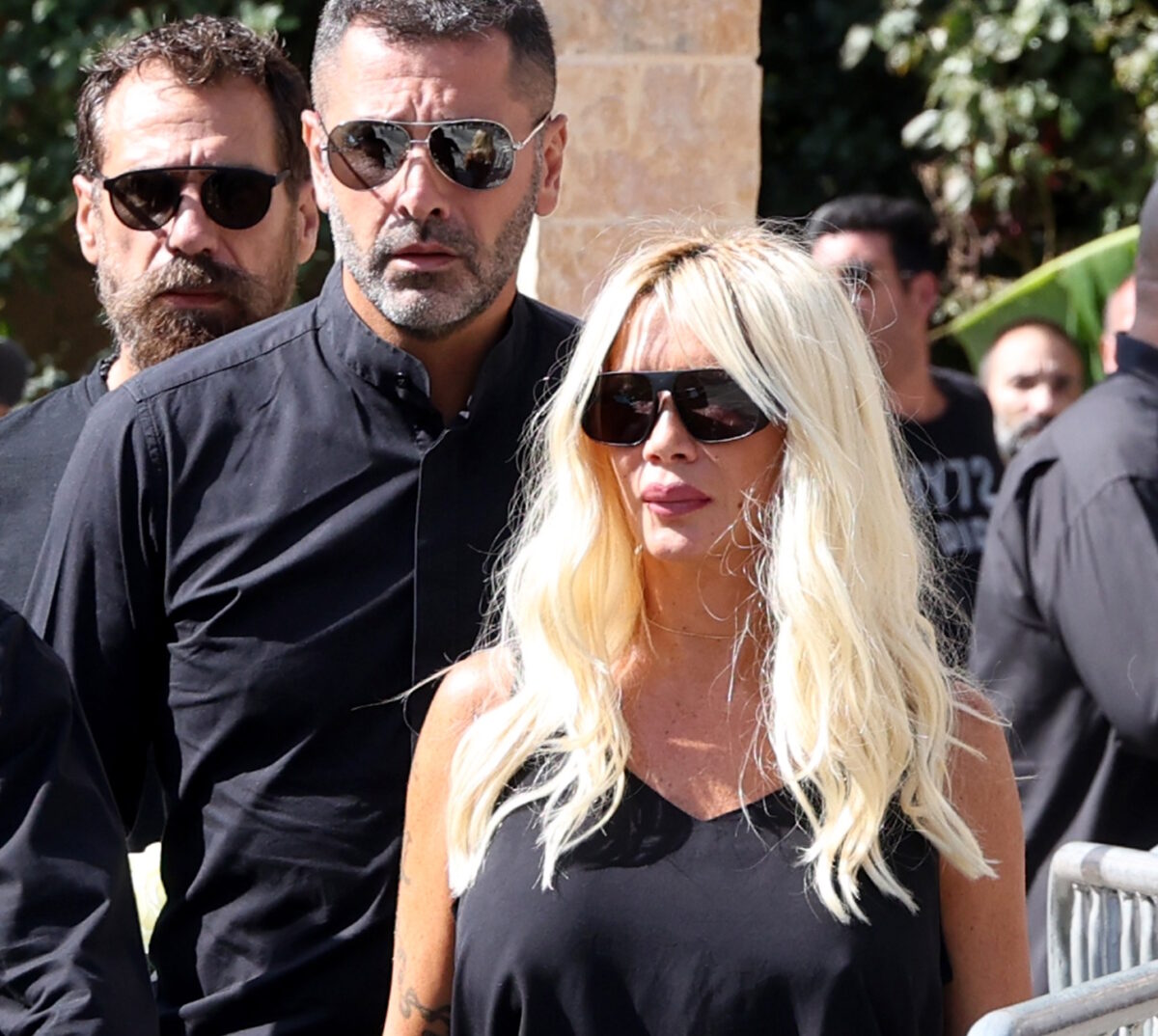 Γιώργος Μαζωνάκης: Η Πάολα στο λαϊκό προσκύνημα – Μαζί της ο πρώην σύζυγος και ο νυν σύντροφός της