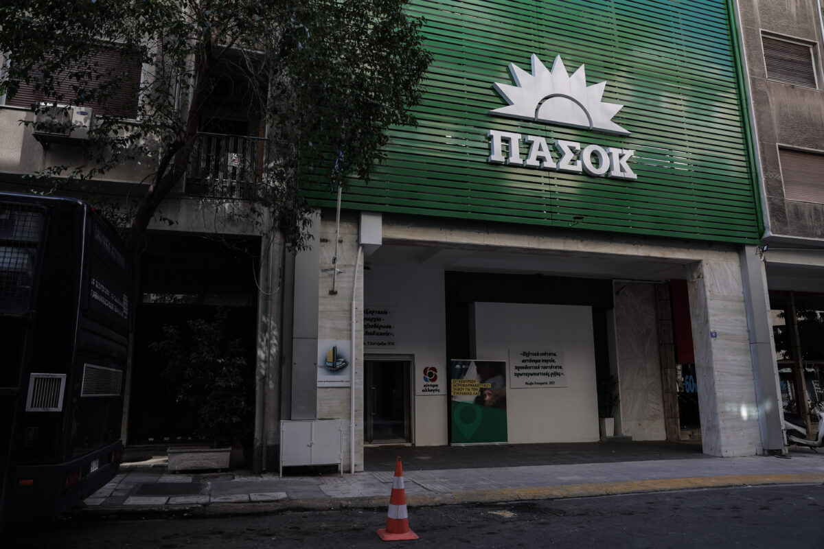 ΠΑΣΟΚ κατά Μητσοτάκη για το ρεύμα: «Ποιος τον εμπόδισε επί 7 χρόνια να μειώσει τις τιμές;»
