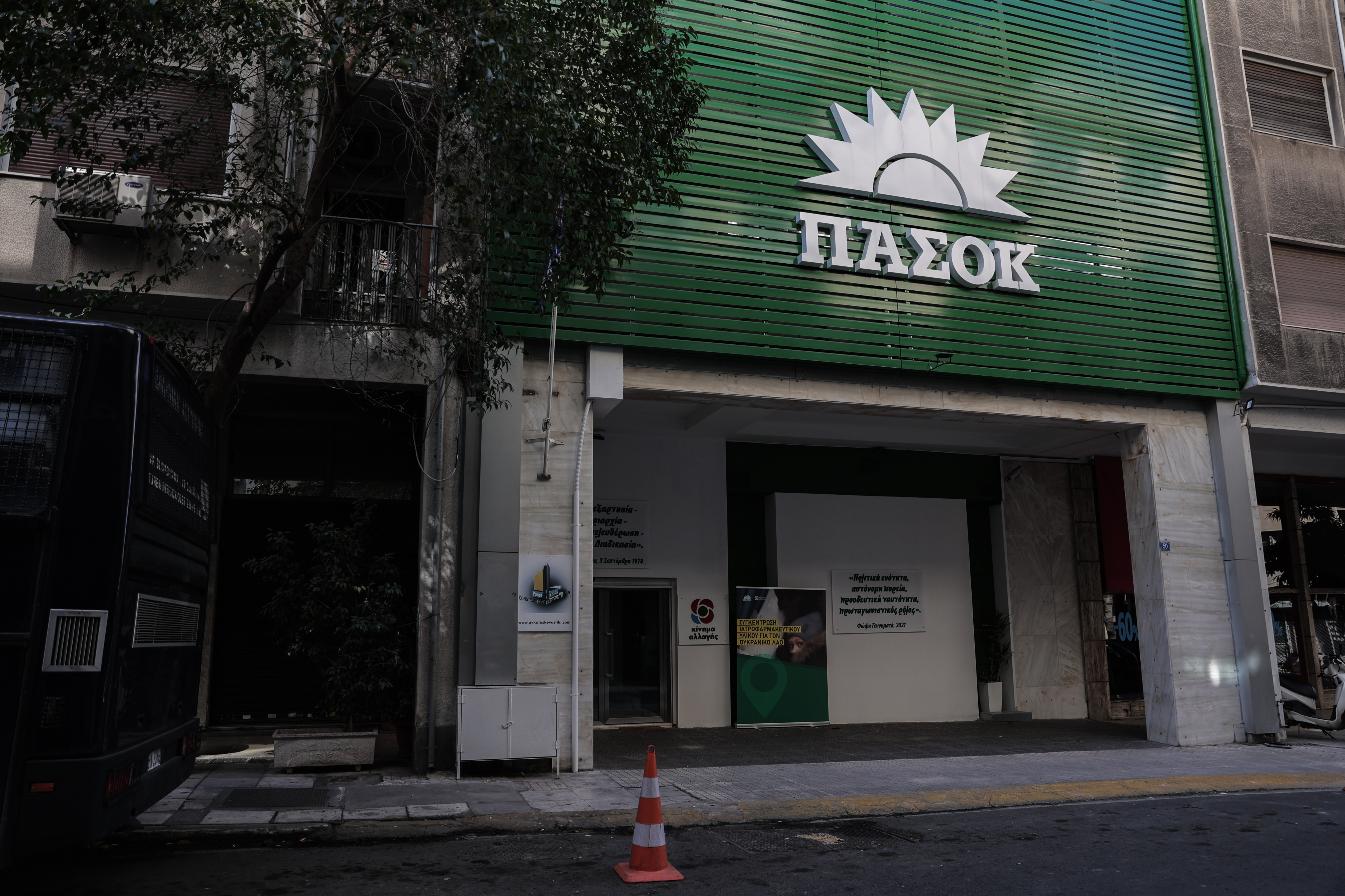 ΠΑΣΟΚ κατά Μητσοτάκη για το ρεύμα: «Ποιος τον εμπόδισε επί 7 χρόνια να μειώσει τις τιμές;»