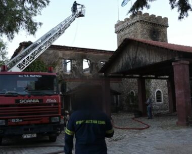 «Achaia Clauss»: Η εικόνα της καταστροφής από τη φωτιά στο εμβληματικό οινοποιείο της Πάτρας – Ματαιώθηκε ο «Ανοιχτός Τρύγος»