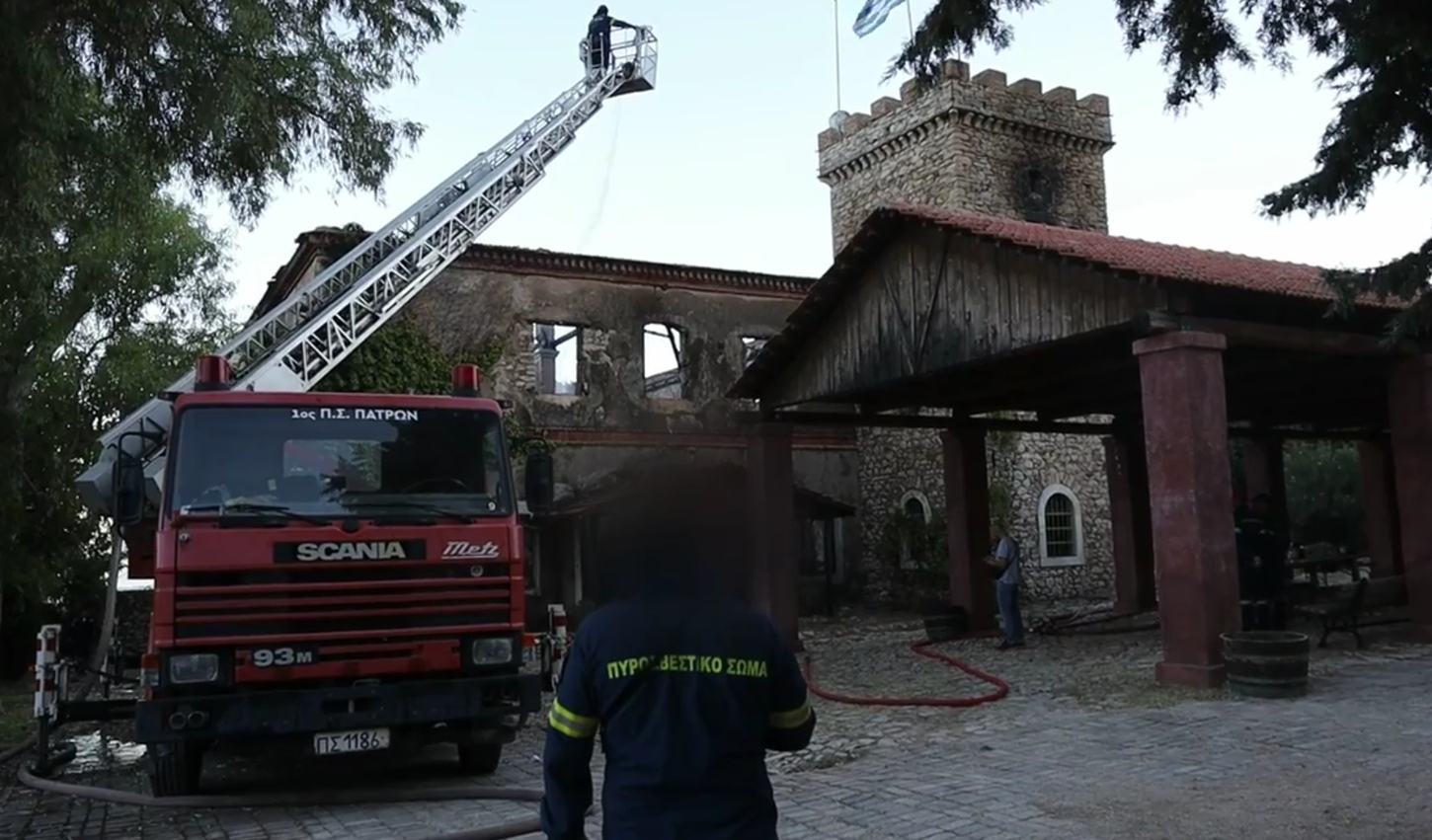 «Achaia Clauss»: Η εικόνα της καταστροφής από τη φωτιά στο εμβληματικό οινοποιείο της Πάτρας – Ματαιώθηκε ο «Ανοιχτός Τρύγος»
