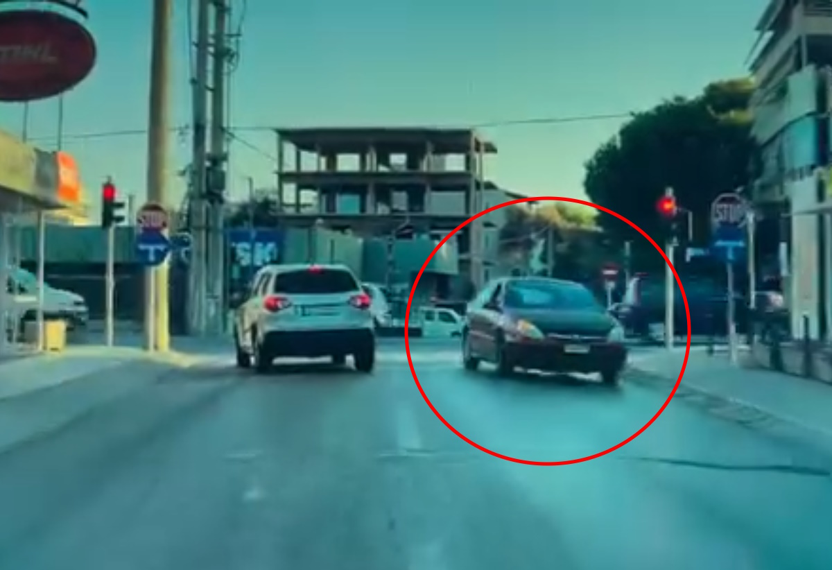 Πεύκη: Βίντεο με αυτοκίνητο που μπαίνει ανάποδα σε στενό – Τι καταγγέλλει οδηγός που το απέφυγε