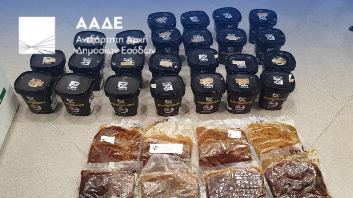 Εικόνα από τον κατασχεμένο καπνό και τα επώνυμα κουτιά καπνού