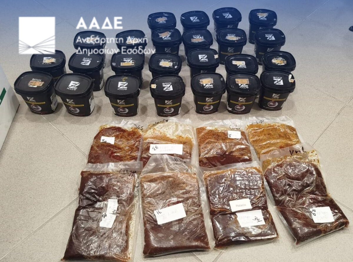 Εικόνα από τον κατασχεμένο καπνό και τα επώνυμα κουτιά καπνού