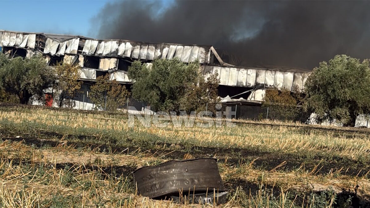 Ο κινητήρας του Phantom μπροστά στα εργοστάσιο