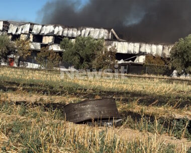 Ο κινητήρας του Phantom μπροστά στα εργοστάσιο