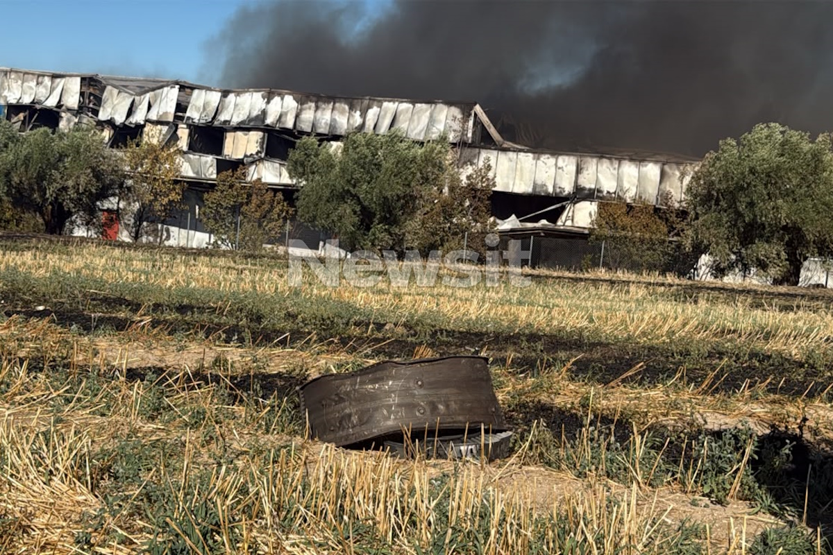 Τανάγρα: Κομμάτι του κινητήρα του Phantom βρέθηκε έξω από εργοστάσιο όπου έπιασε φωτιά μετά τη συντριβή