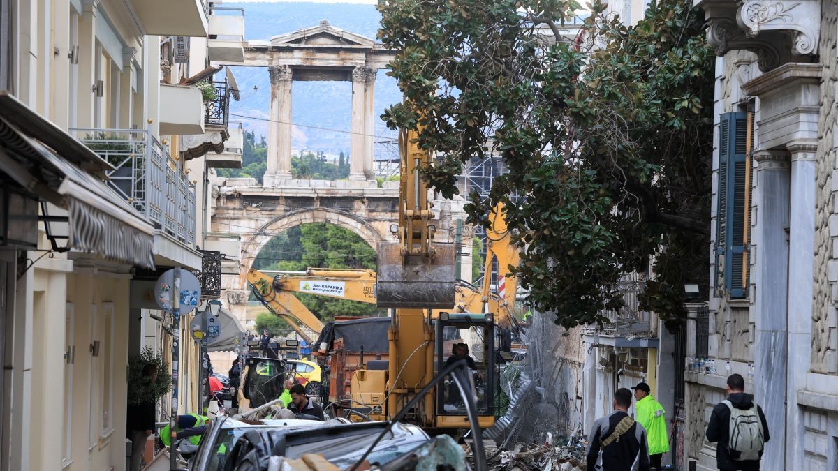 Έρευνες στο κτίριο που κατέρρευσε από την έκρηξη στην Πλάκα
