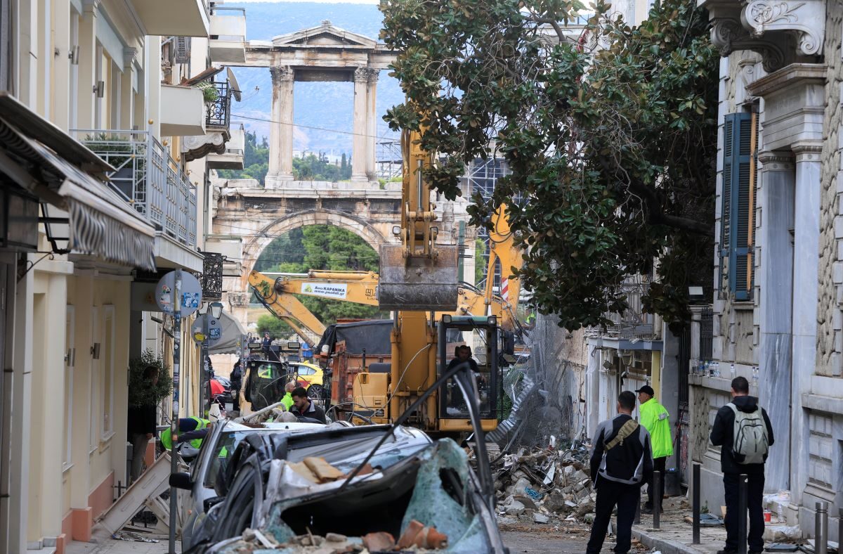 Έρευνες στο κτίριο που κατέρρευσε από την έκρηξη στην Πλάκα