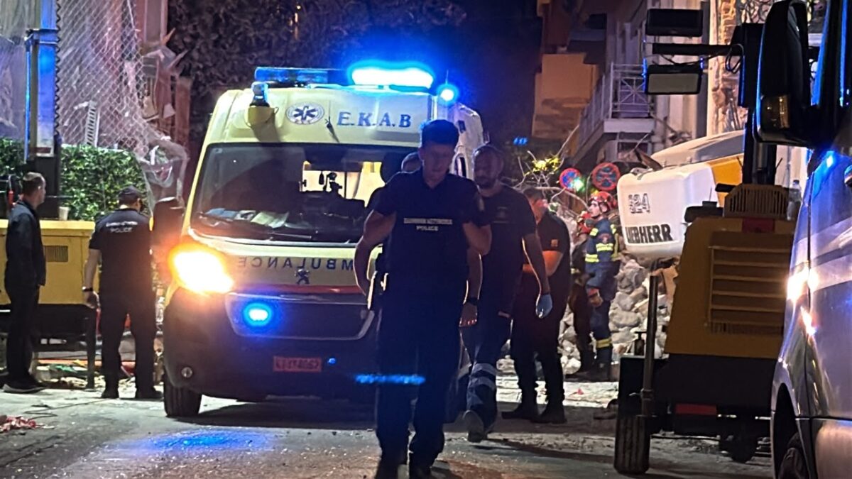 Το ασθενοφόρο που μετέφερε τη νεκρή γυναίκα