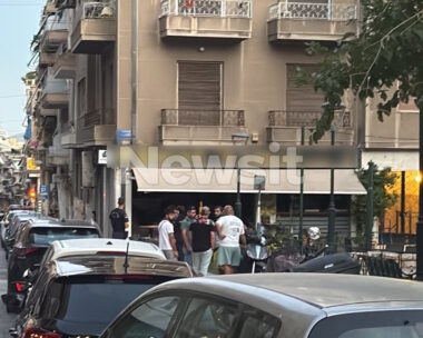 Αναστάτωση έξω από την επιχείρηση στην πλατεία Αμερικής όπου σημειώθηκε η εμπρηστική επίθεση