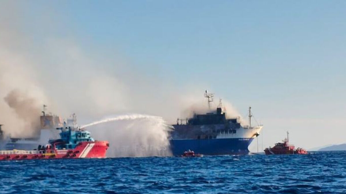 Φωτιά σε πλοίο ανοιχτά της Μυκόνου