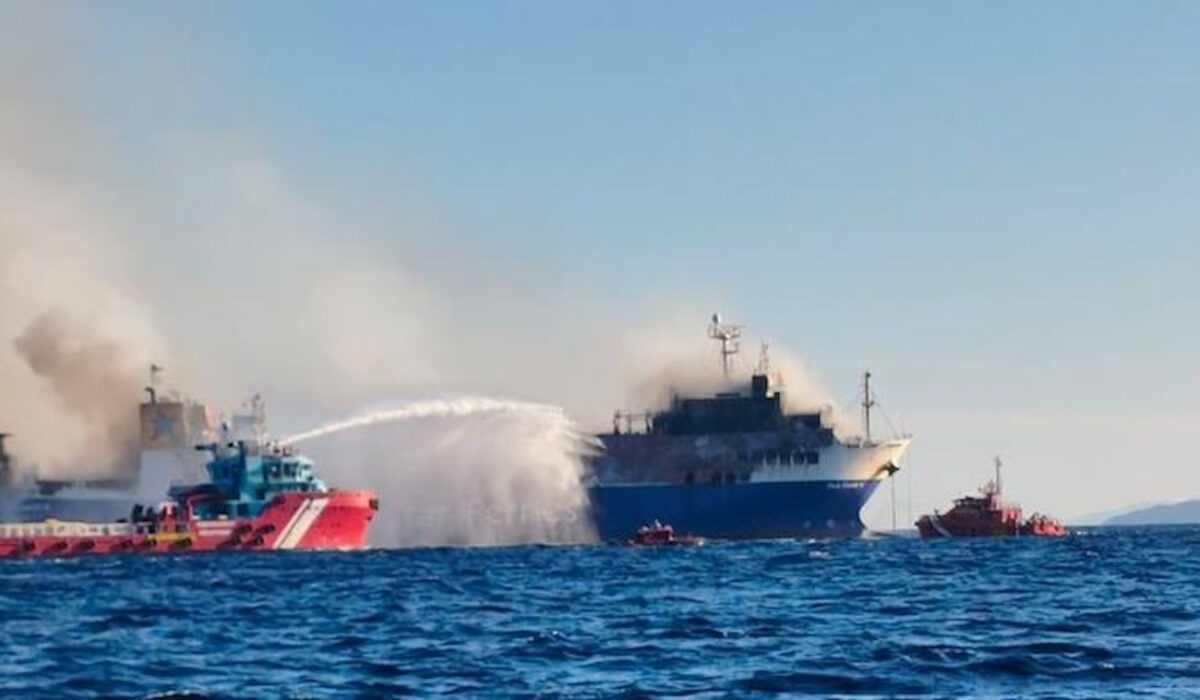 Φωτιά στο BLUE CARRIER 2: Αγώνας δρόμου για να αποτραπεί η βύθιση, σε ετοιμότητα μέσα απορρύπανσης