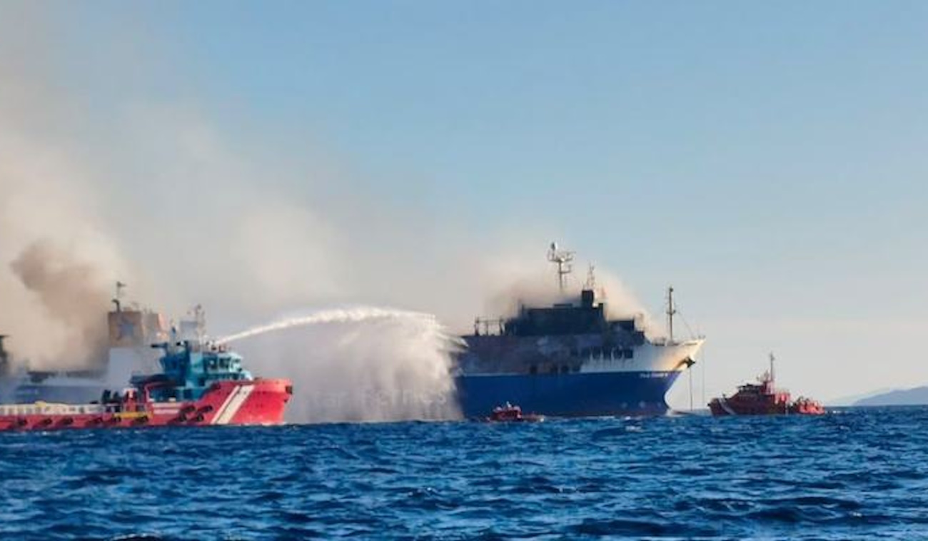 Φωτιά στο BLUE CARRIER 2: Αγώνας δρόμου για να αποτραπεί η βύθιση, σε ετοιμότητα μέσα απορρύπανσης