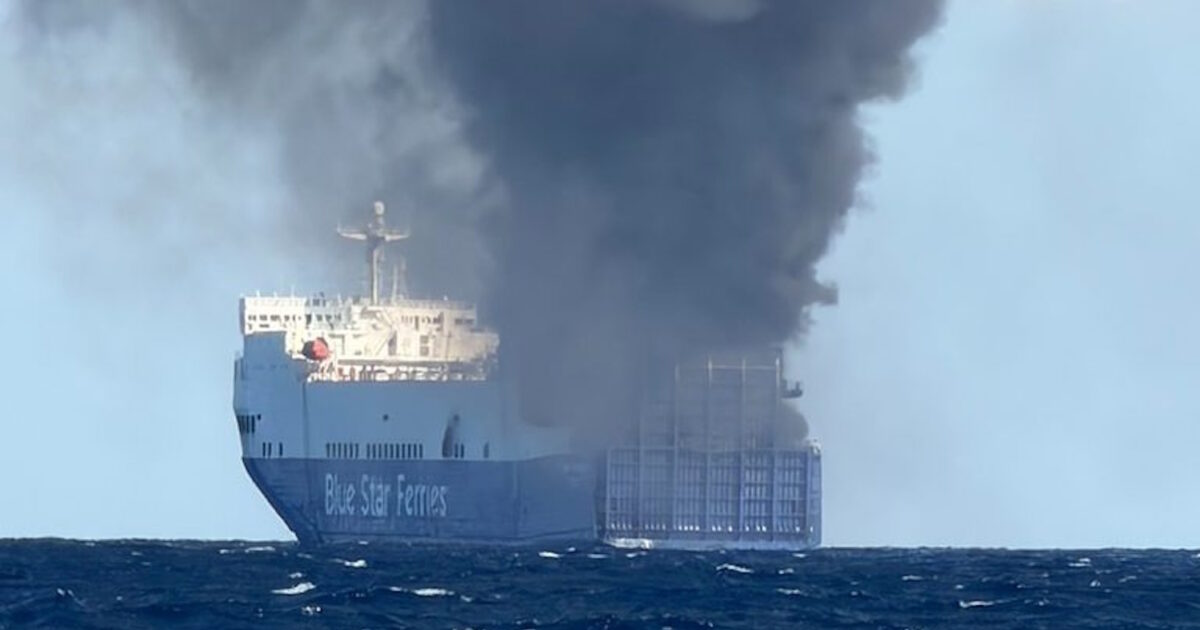 Φωτιά στο Blue Carrier 2: Ξεκίνησε η ρυμούλκησή του προς την Ελευσίνα