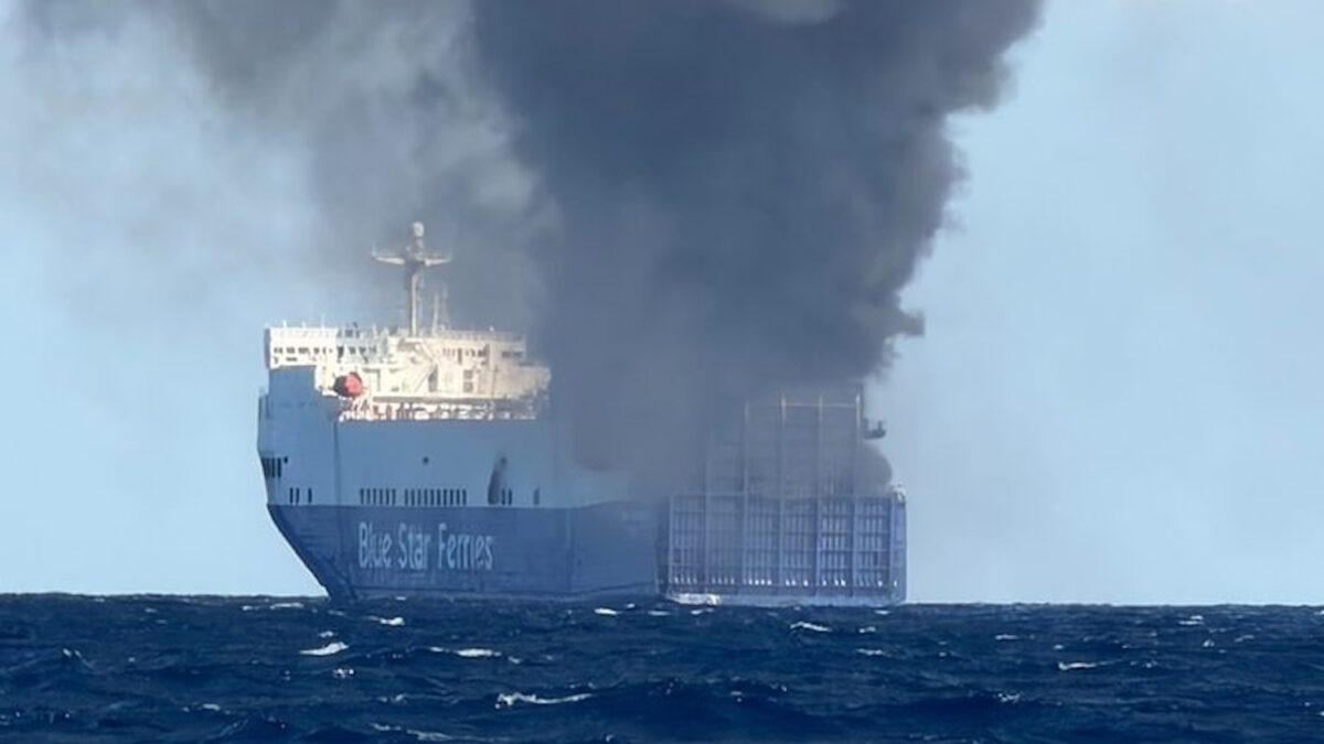 Το πλοίο που έχει τυλιχθεί στις φλόγες ανοιχτά της Μυκόνου