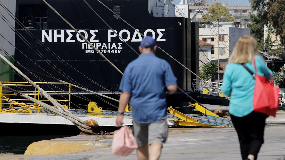 Το πλοίο «Νήσος Ρόδος» στο λιμάνι του Πειραιά