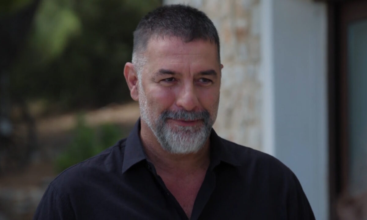 Δύο μαύρα πουκάμισα - επόμενα επεισόδια: Ο έρωτας του Μανούσου για τη Μαρκέλλα δεν κρύβεται πια