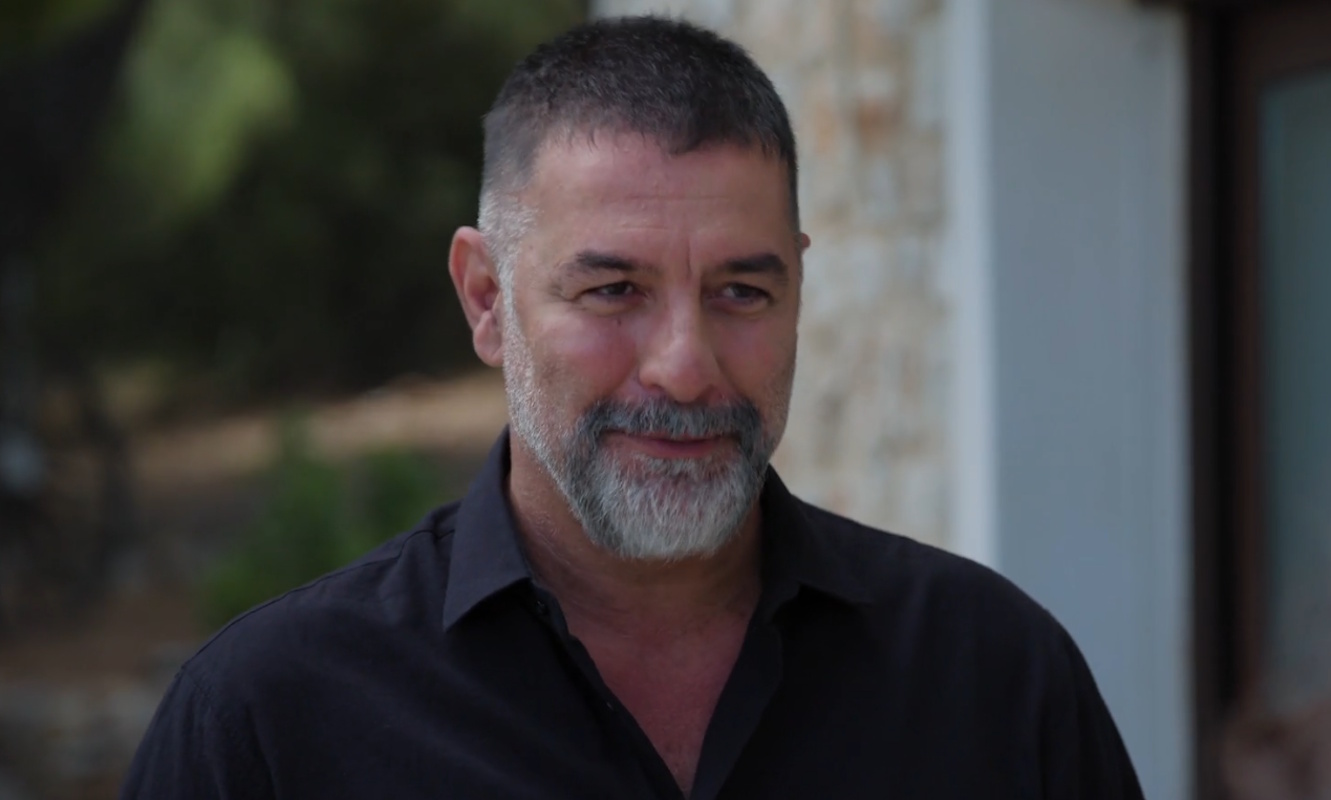 Δύο μαύρα πουκάμισα: Ο έρωτας του Μανούσου για τη Μαρκέλλα δεν κρύβεται πια