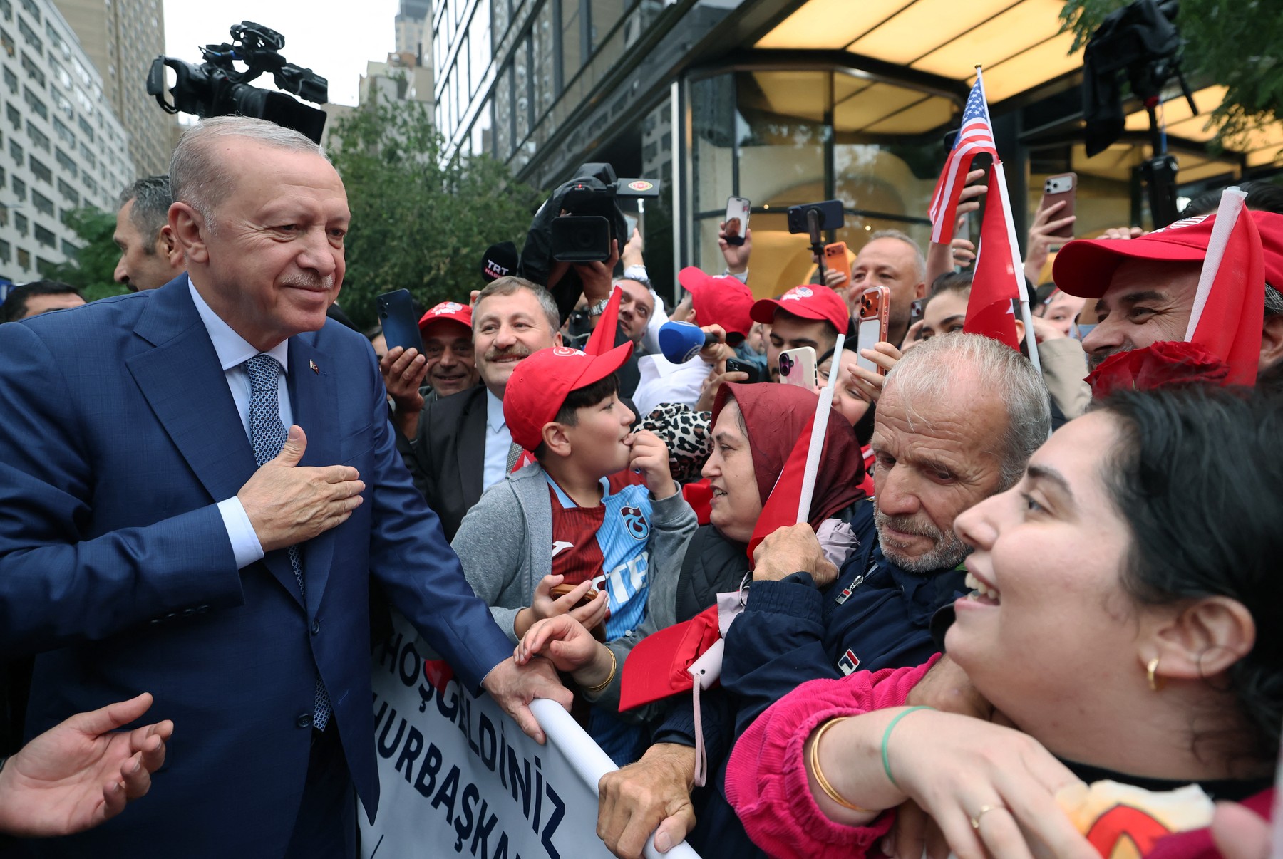 Σόου Ταγίπ Ερντογάν στη Νέα Υόρκη: Υποδοχή Μεσσία από Τούρκους στα γραφεία του ΟΗΕ