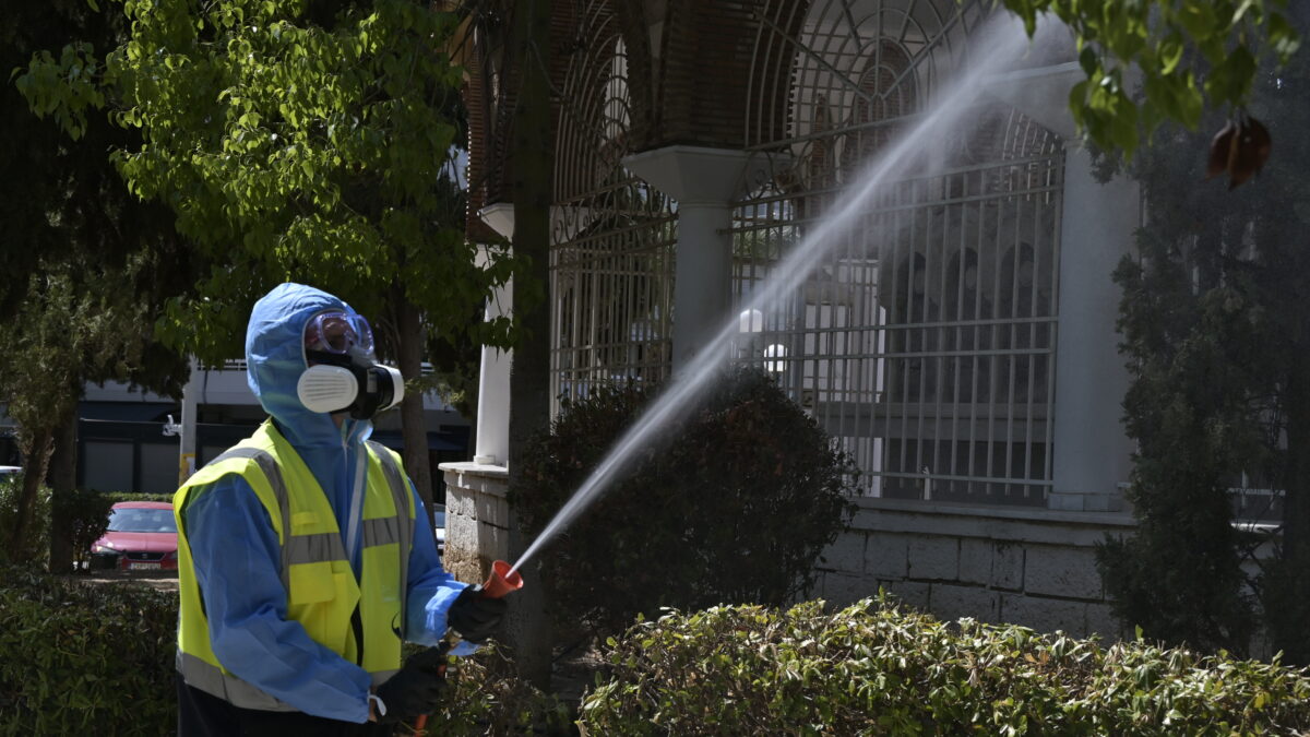 Φωτογραφία από ψεκασμούς στο Παλαιό Φάληρο για τη μείωση του πληθυσμού των κουνουπιών