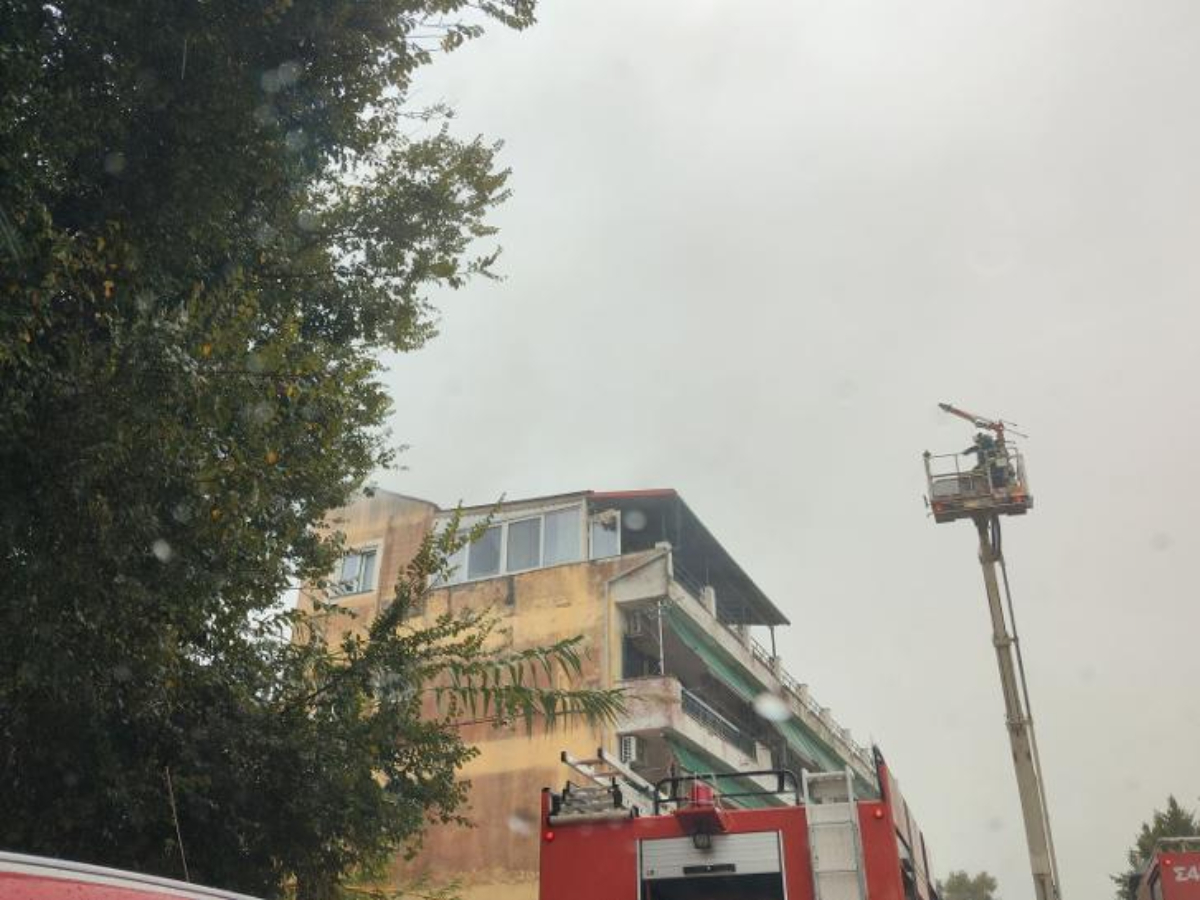 Φωτιά σε δώμα πολυκατοικίας στην Κέρκυρα από κεραυνό