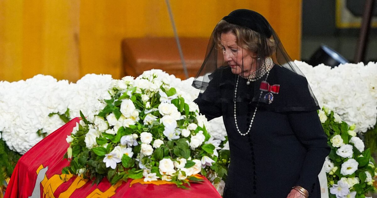 Η κηδεία του βασιλιά Χάραλντ σε εικόνες: Το τριαντάφυλλο της Σόνια, τα δάκρυα της Μέτε-Μάριτ και ο σαμάνος Ντουρέκ Η κηδεία του βασιλιά Χάραλντ σε εικόνες: Το τριαντάφυλλο της Σόνια, τα δάκρυα της Μέτε-Μάριτ και ο σαμάνος Ντουρέκ