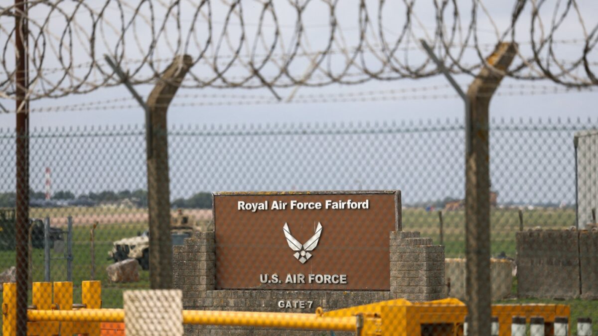 Η αεροπορική βάση της RAF Fairford, που η αστυνομία κήρυξε κατάσταση σοβαρού συμβάντος στη βάση μετά τη σύλληψη αρκετών ανδρών ως υπόπτων για αδικήματα βάσει του Νόμου περί Εκρηκτικών, στο Fairford του Gloucestershire, στη Βρετανία