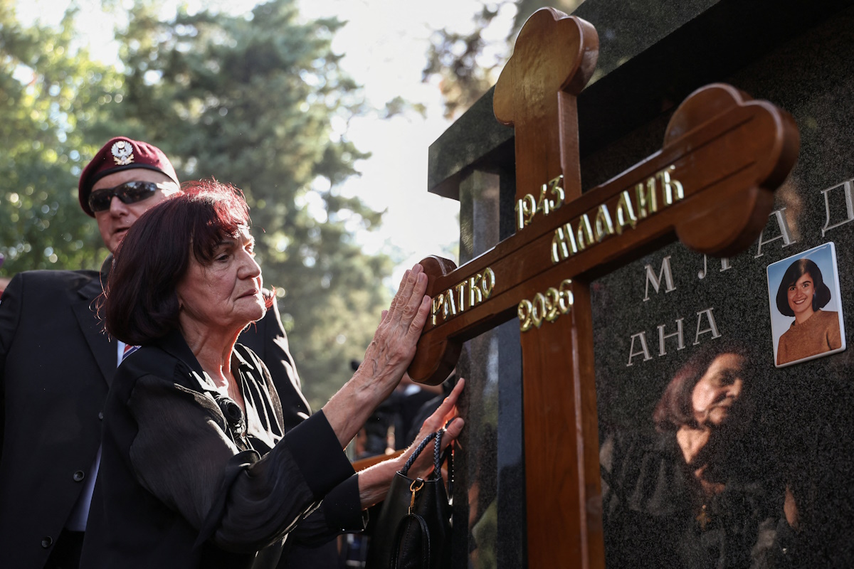 Η Μποσίλκα Μλάντιτς, σύζυγος του πρώην στρατηγού των Σερβοβόσνιων Ράτκο Μλάντιτς στην κηδεία στο νεκροταφείο Τοπτσίντερ στο Βελιγράδι, στις 7 Σεπτεμβρίου 2026