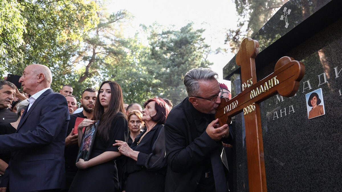 Ο Ντάρκο Μλάντιτς, γιος του πρώην στρατηγού των Σερβοβόσνιων κατά τη διάρκεια του πολέμου Ράτκο Μλάντιτς, φιλά τον σταυρό κατά τη διάρκεια της κηδείας στο νεκροταφείο Τοπτσίντερ στο Βελιγράδι, στις 7 Σεπτεμβρίου 2026