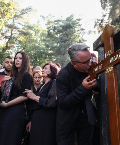 Ο Ντάρκο Μλάντιτς, γιος του πρώην στρατηγού των Σερβοβόσνιων κατά τη διάρκεια του πολέμου Ράτκο Μλάντιτς, φιλά τον σταυρό κατά τη διάρκεια της κηδείας στο νεκροταφείο Τοπτσίντερ στο Βελιγράδι, στις 7 Σεπτεμβρίου 2026