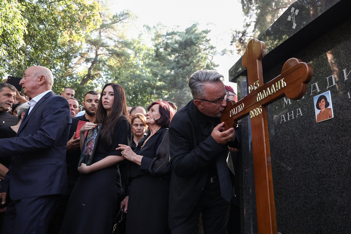 Σερβία: Με τιμές ήρωα κηδεύτηκε ο καταδικασμένος για εγκλήματα πολέμου στρατηγός Ράτκο Μλάντιτς – Βίντεο και φωτογραφίες