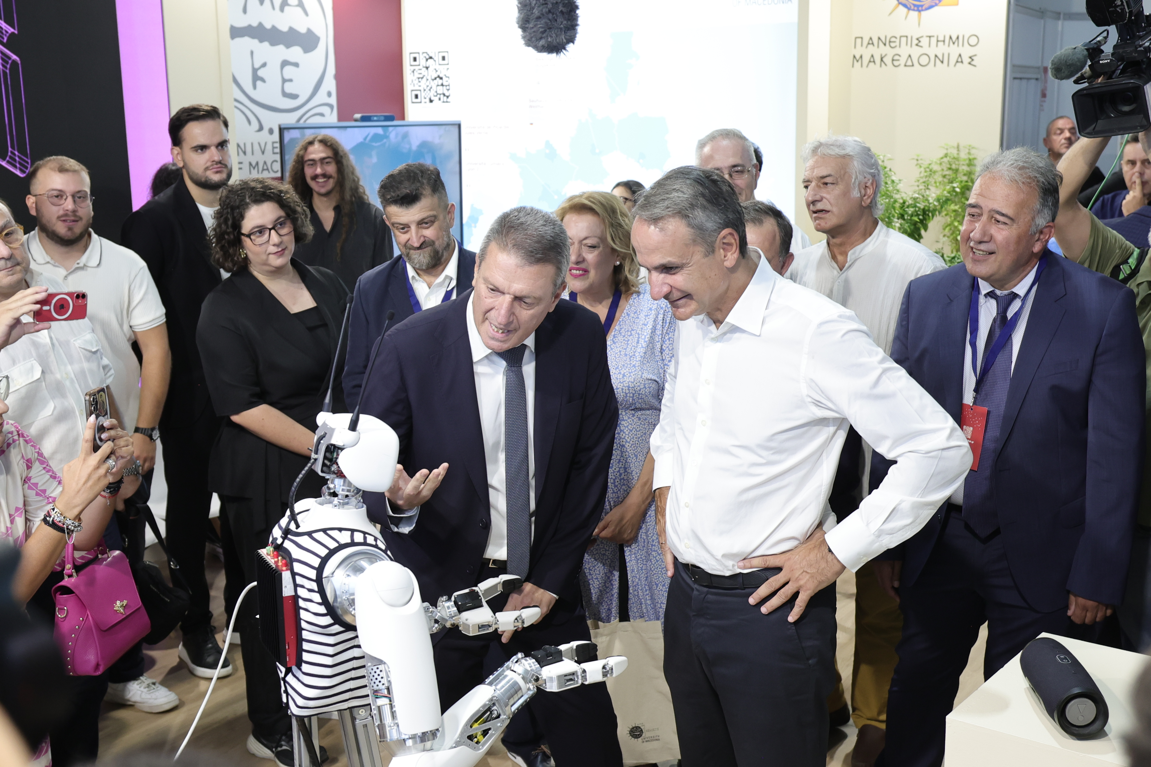 Ο Κυριάκος Μητσοτάκης στα εγκαίνια της ΔΕΘ - Η ρετσίνα, τα ρομπότ και το ιαπωνικό τύμπανο