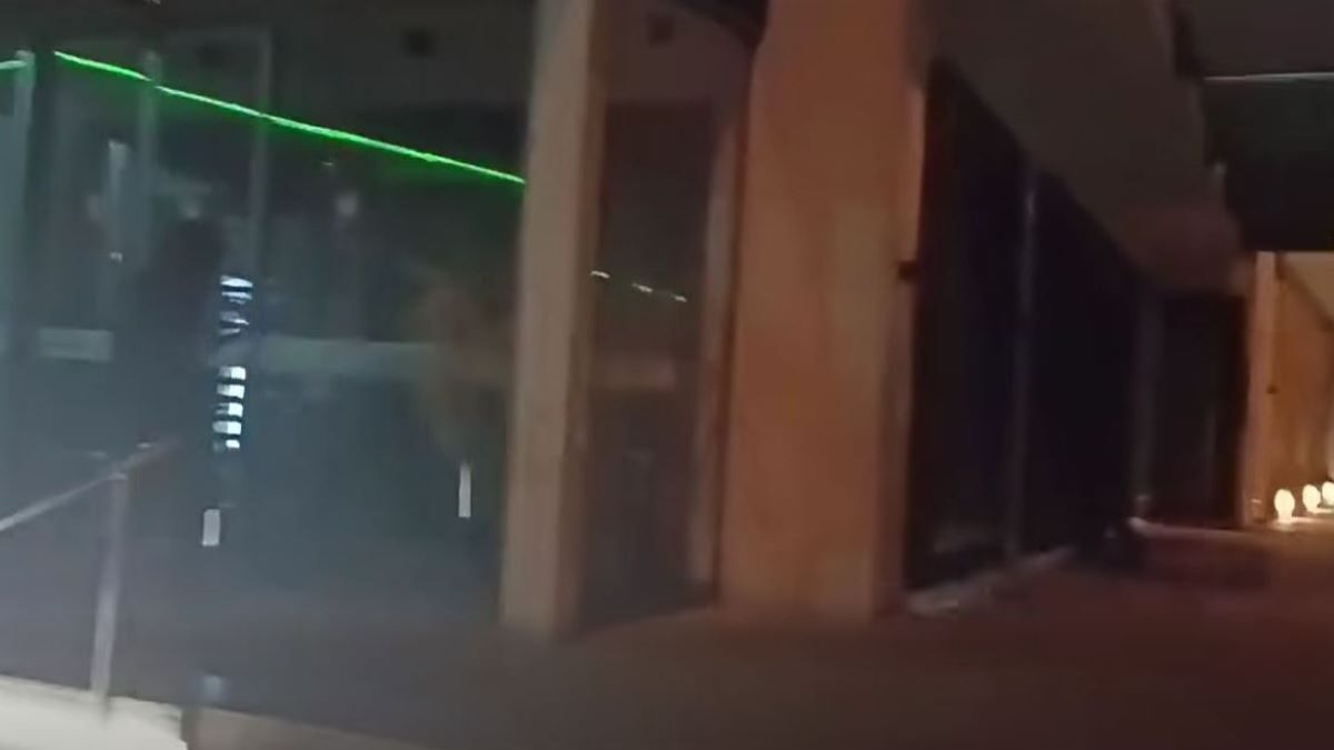 Μέλη του Ρουβίκωνα έσπασαν με βαριοπούλες τις τζαμαρίες της «Βιολάντα» στη Λάρισα