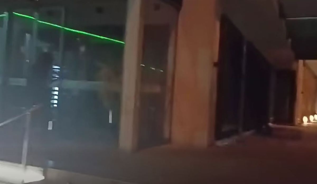 Μέλη του Ρουβίκωνα έσπασαν με βαριοπούλες τις τζαμαρίες της «Βιολάντα» στη Λάρισα